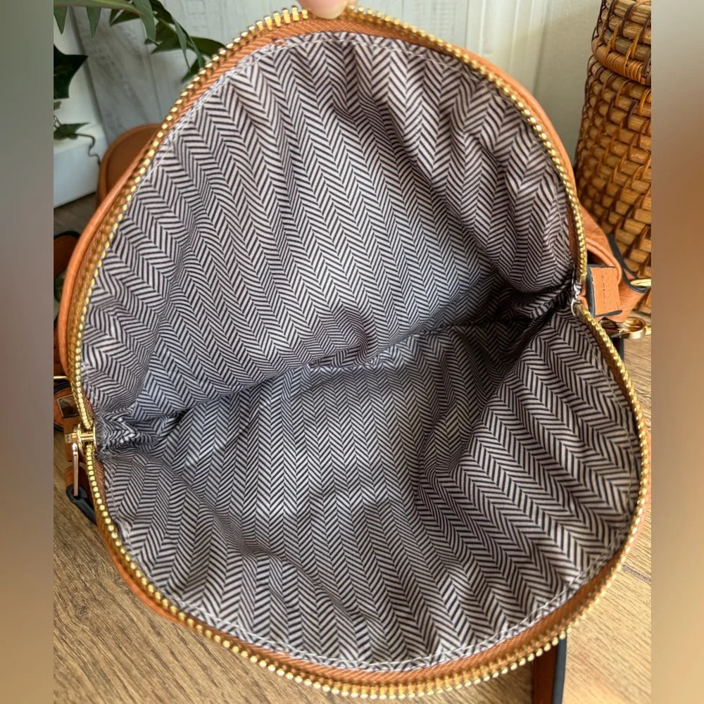 Moda Luxe Henri Tan Vegan Leather Fold Over Expandable Crossbody Bag - Picture 13 of 16